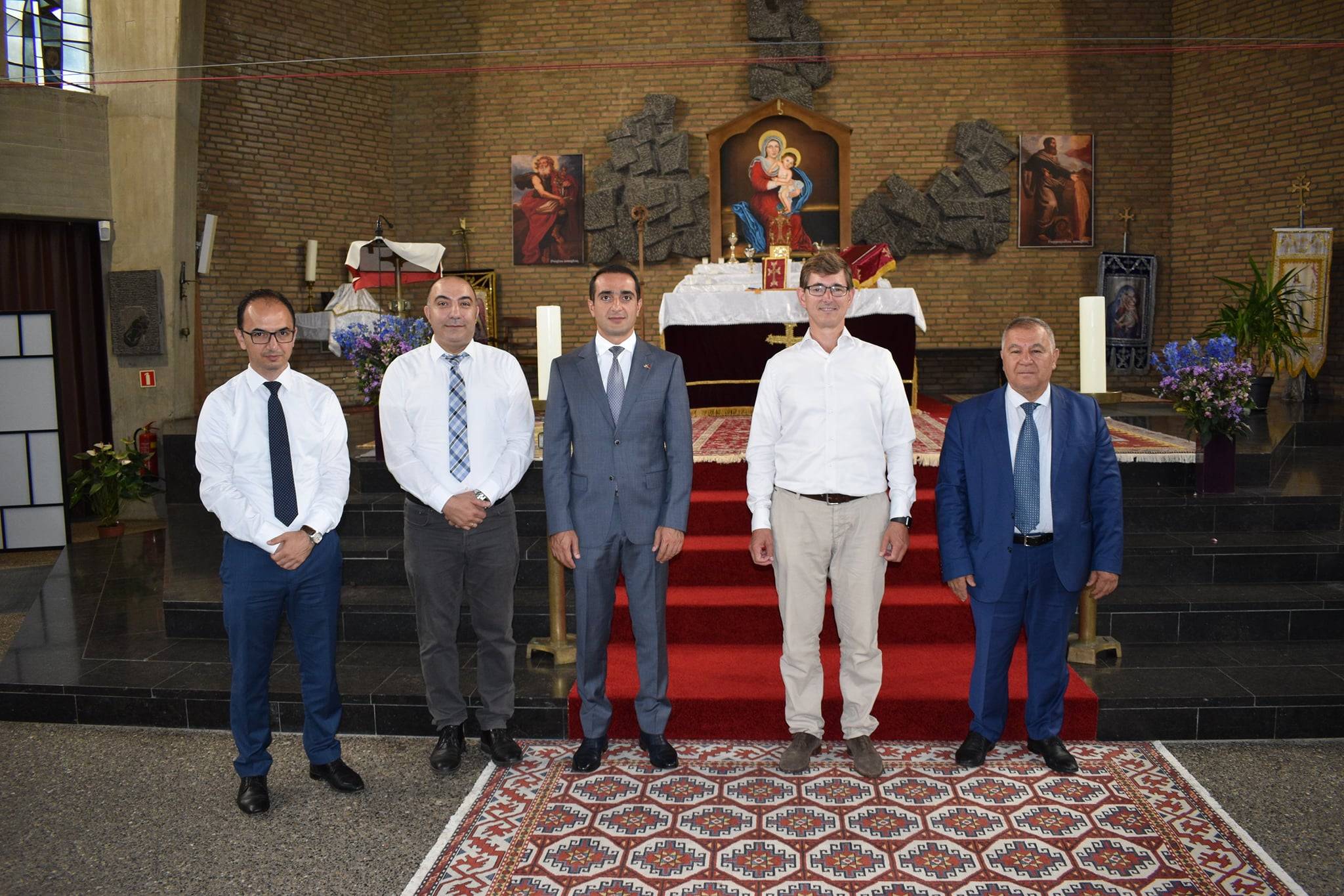 Ամբողջ ալբոմ